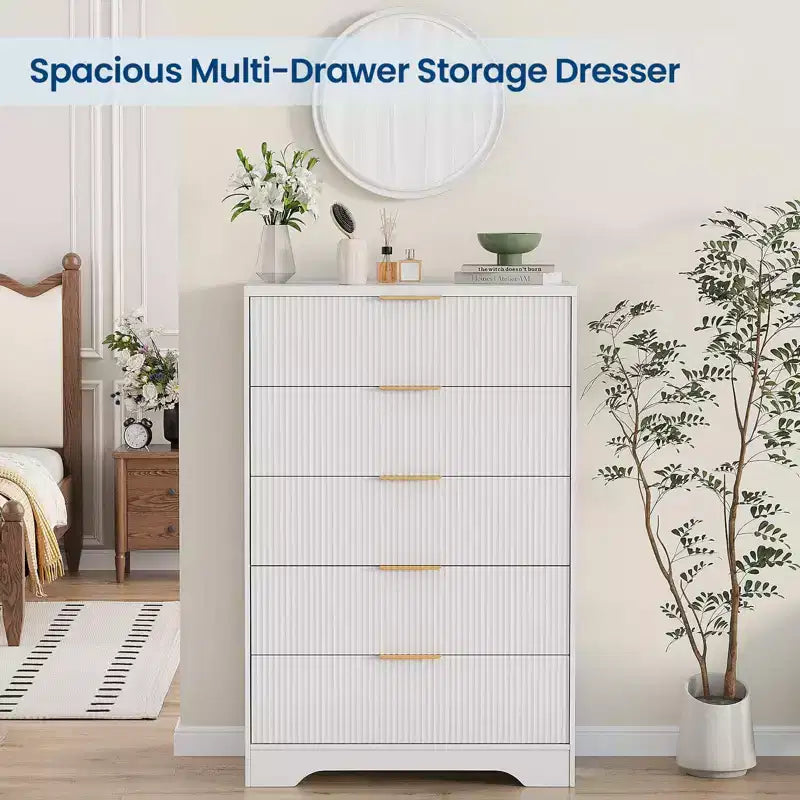 Commode cannelée à 5 tiroirs - Commode moderne de 119 cm de hauteur avec poignées en métal doré