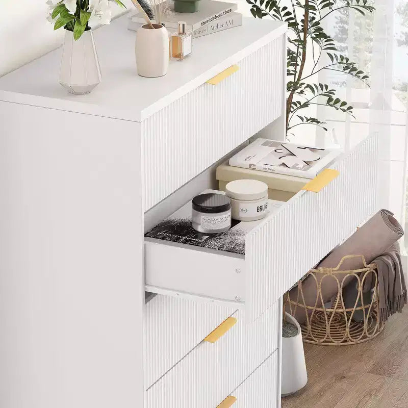 Commode cannelée à 5 tiroirs - Commode moderne de 119 cm de hauteur avec poignées en métal doré