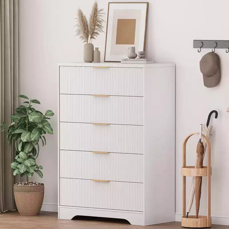 Commode cannelée à 5 tiroirs - Commode moderne de 119 cm de hauteur avec poignées en métal doré