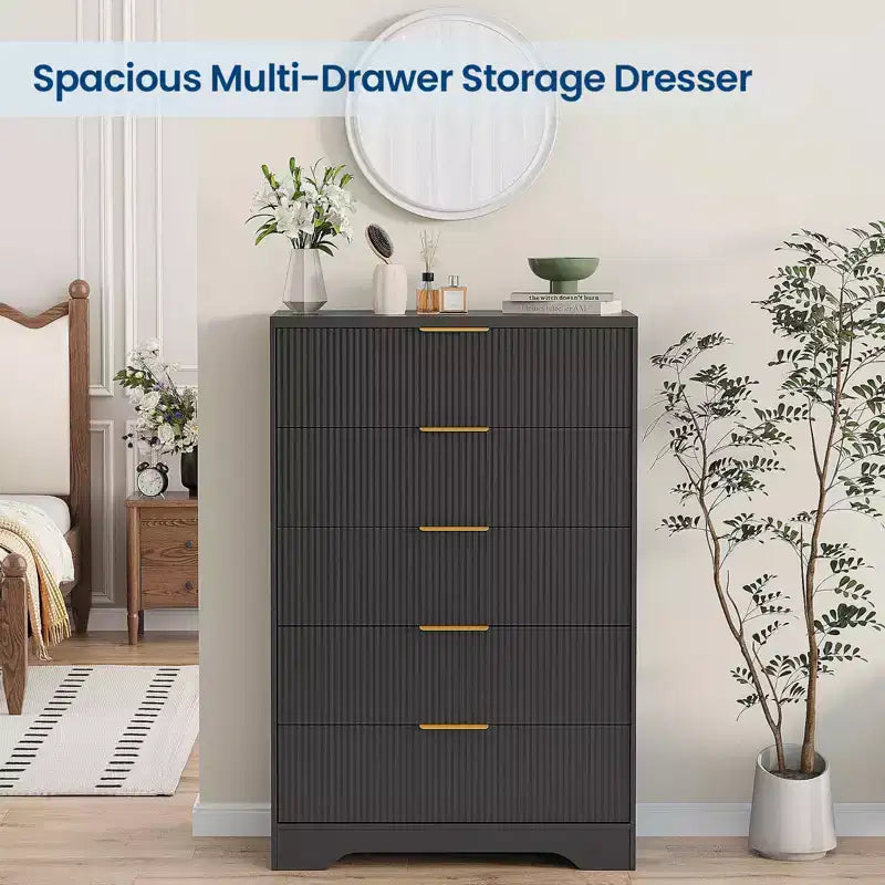 Commode cannelée à 5 tiroirs - Commode moderne de 119 cm de hauteur avec poignées en métal doré