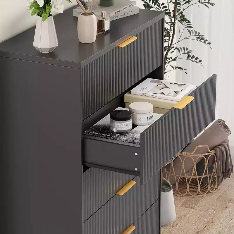 Commode cannelée à 5 tiroirs - Commode moderne de 119 cm de hauteur avec poignées en métal doré