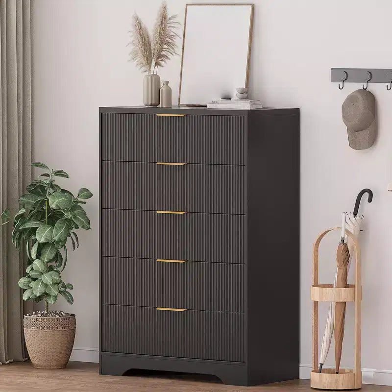Commode cannelée à 5 tiroirs - Commode moderne de 119 cm de hauteur avec poignées en métal doré