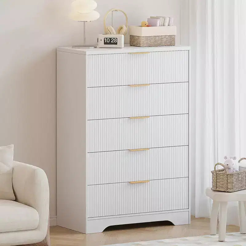 Commode cannelée à 5 tiroirs - Commode moderne de 119 cm de hauteur avec poignées en métal doré