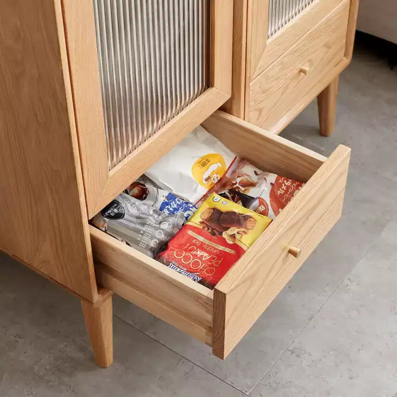 Meuble de rangement moderne en bois de chêne avec porte vitrée et poignée en laiton