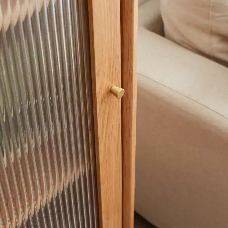 Meuble de rangement moderne en bois de chêne avec porte vitrée et poignée en laiton