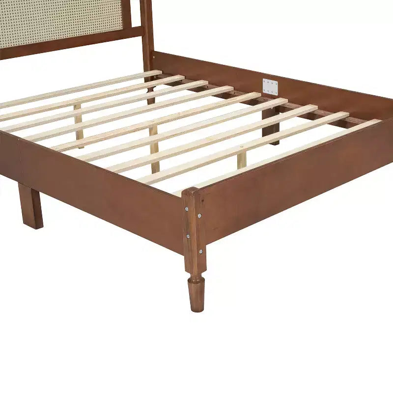 Lit plateforme Queen en bois avec tête de lit en rotin naturel, cadre de lit vintage avec support à lattes, noyer