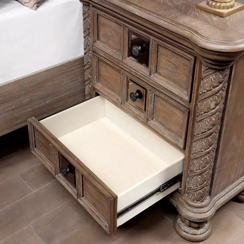 Table de chevet à 3 tiroirs aux détails sculptés, ton naturel rustique