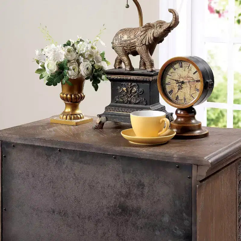 Table de chevet à 3 tiroirs aux détails sculptés, ton naturel rustique